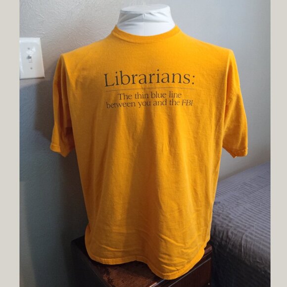 Vintage 2XL T-shirt - "Librarians: the thin blue line between you and the FBI" - Picture 2 of 5